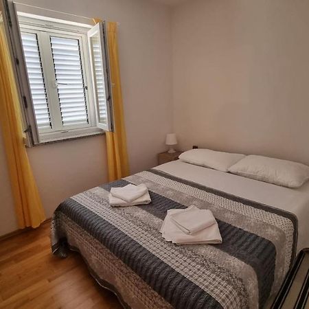 Apartments Miki Pag Town Bagian luar foto