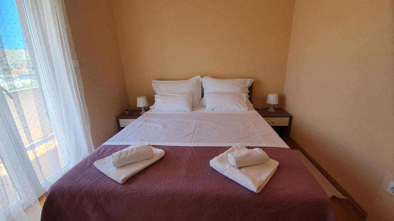 Apartments Miki Pag Town Bagian luar foto
