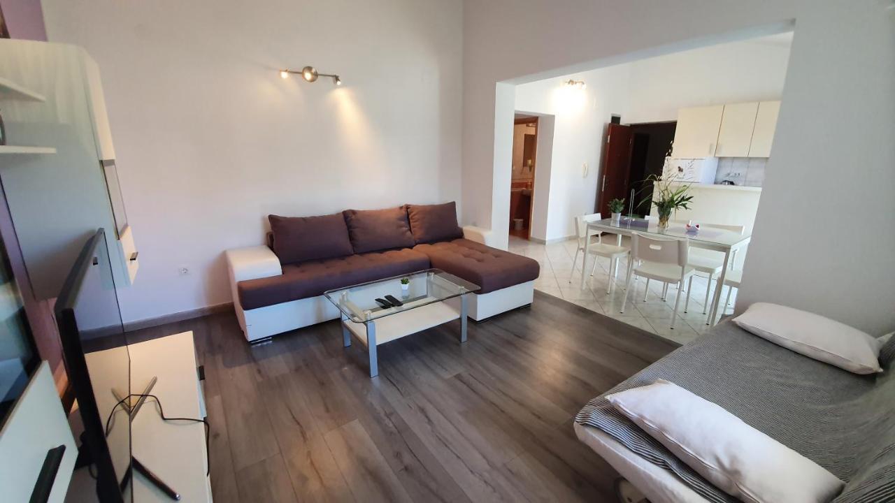 Apartments Miki Pag Town Bagian luar foto