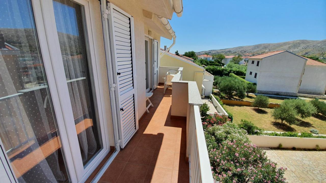 Apartments Miki Pag Town Bagian luar foto