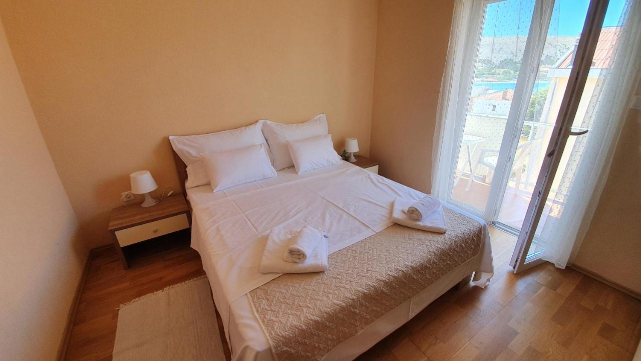 Apartments Miki Pag Town Bagian luar foto