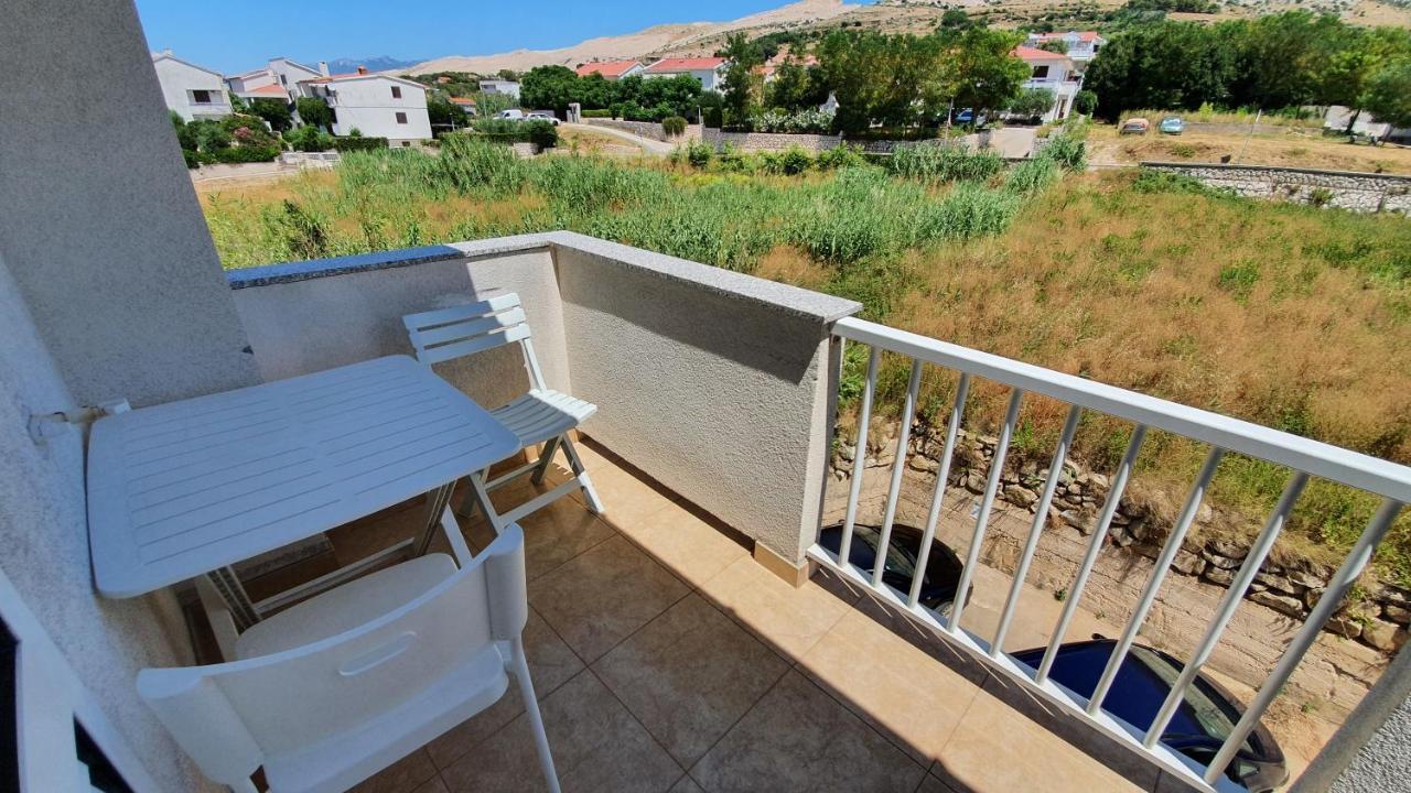 Apartments Miki Pag Town Bagian luar foto