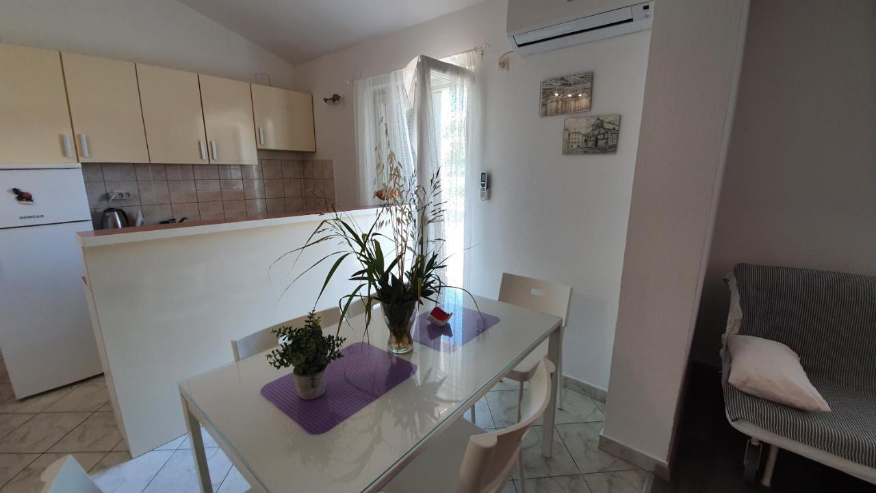 Apartments Miki Pag Town Bagian luar foto