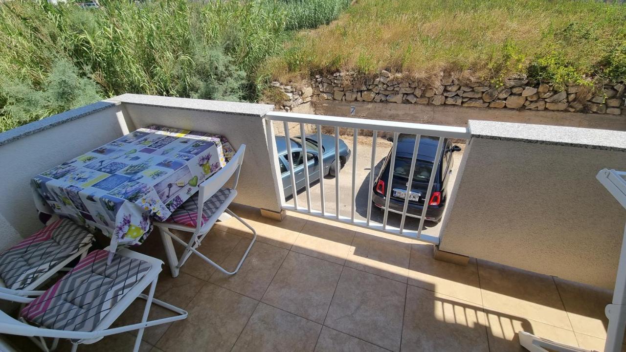 Apartments Miki Pag Town Bagian luar foto