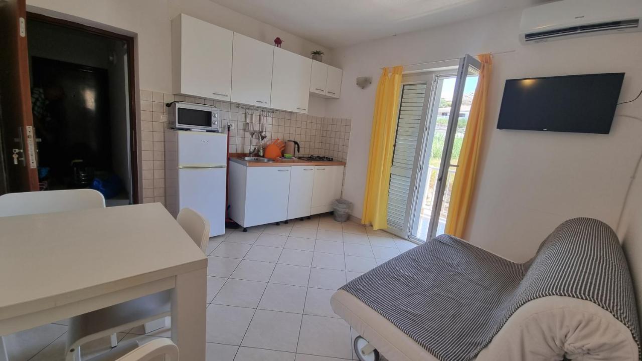 Apartments Miki Pag Town Bagian luar foto