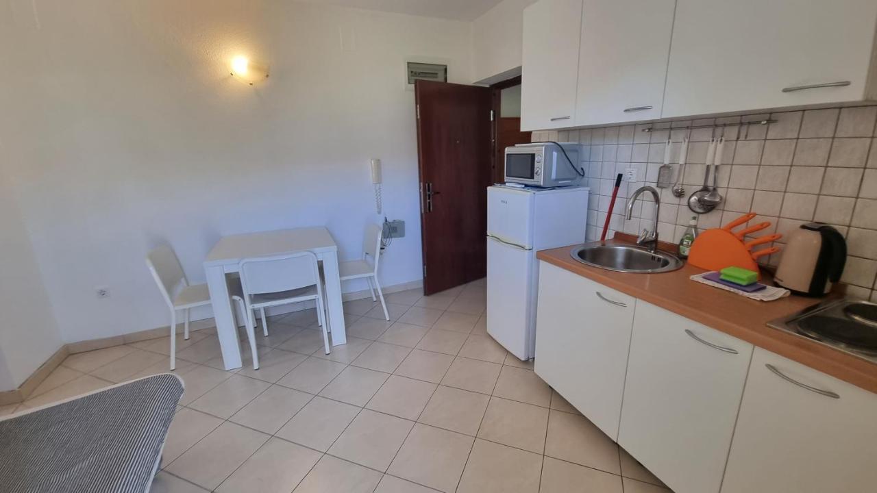 Apartments Miki Pag Town Bagian luar foto