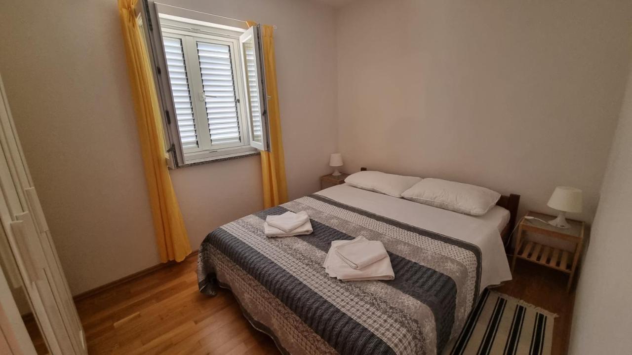 Apartments Miki Pag Town Bagian luar foto