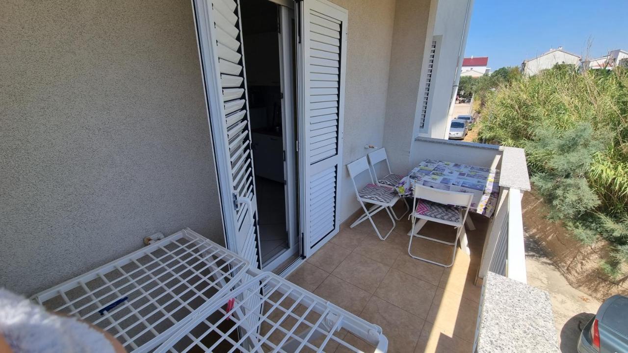 Apartments Miki Pag Town Bagian luar foto