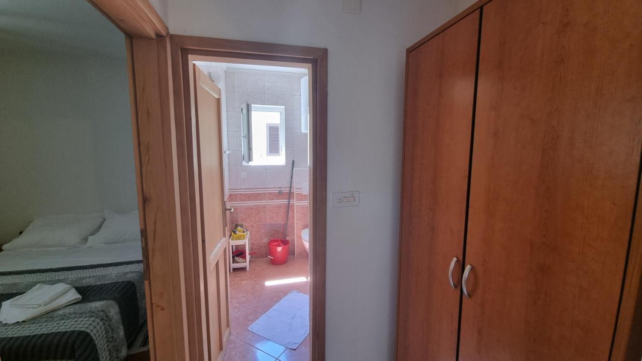 Apartments Miki Pag Town Bagian luar foto