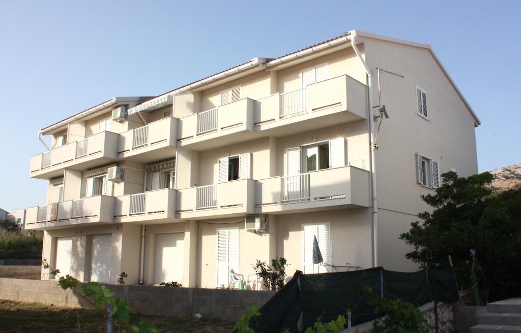 Apartments Miki Pag Town Bagian luar foto