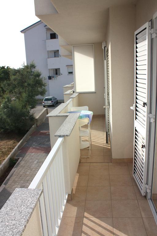 Apartments Miki Pag Town Bagian luar foto