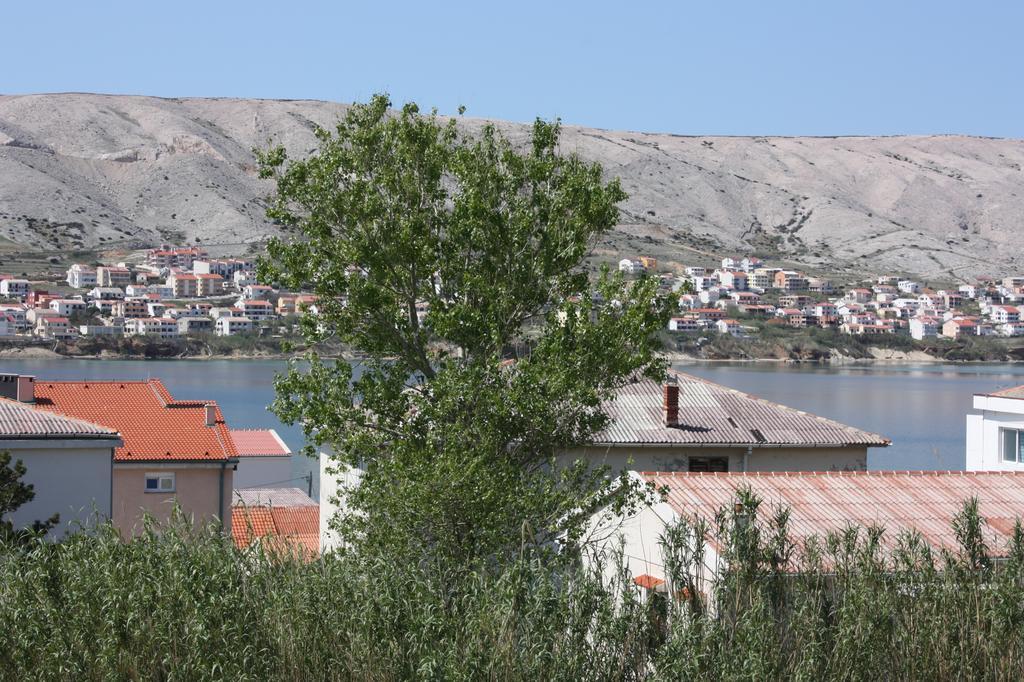 Apartments Miki Pag Town Bagian luar foto